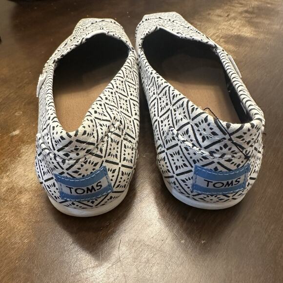 Toms Women's 6 White Round Toe Low Top Flat Comfort Slip On Loafers Shoes - Picture 5 of 6